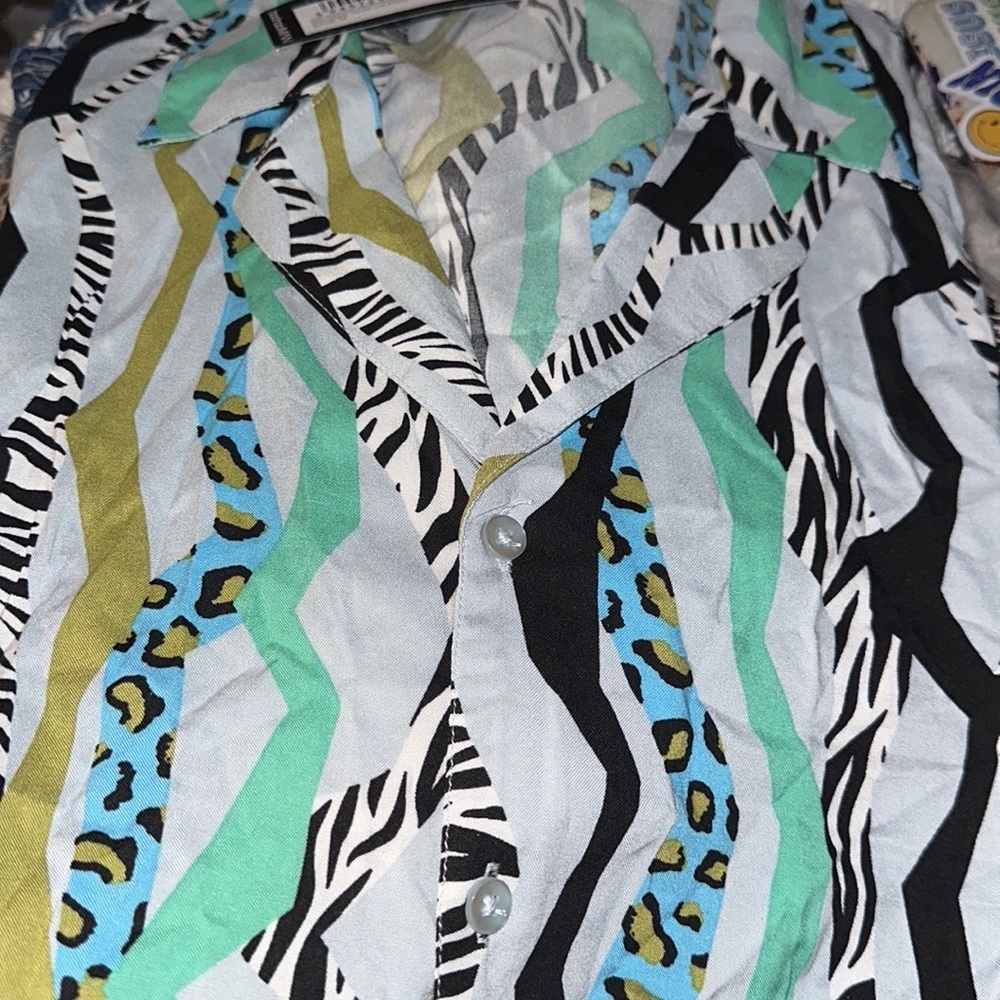 New SHORT SLEEVE VISCOSE LINE ARTWORK SHIRT
